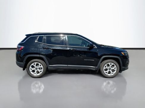 Used 2025 Jeep Compass Latitude AWD/4WD image 9
