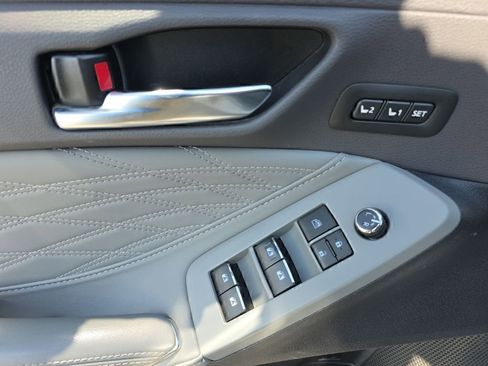 Used 2022 Toyota Avalon Limited image 12