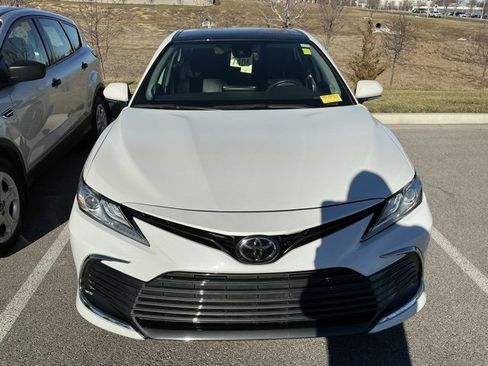 Used 2022 Toyota Camry XLE image 2