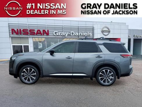 New 2026 Nissan Pathfinder Platinum w/ Accent Package FWD image 8