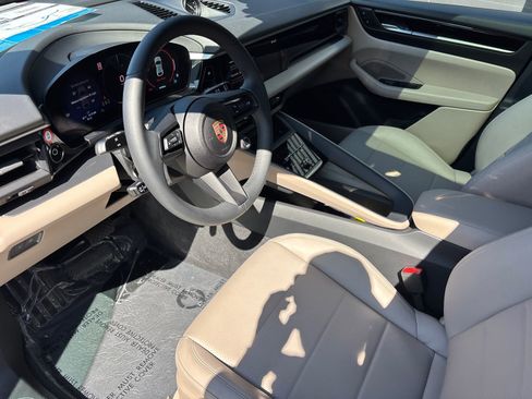 Used 2025 Porsche Macan Electric RWD image 3