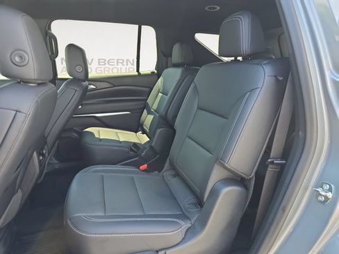 Used 2025 Chevrolet Traverse LT w/ Driver Confidence Package FWD image 13