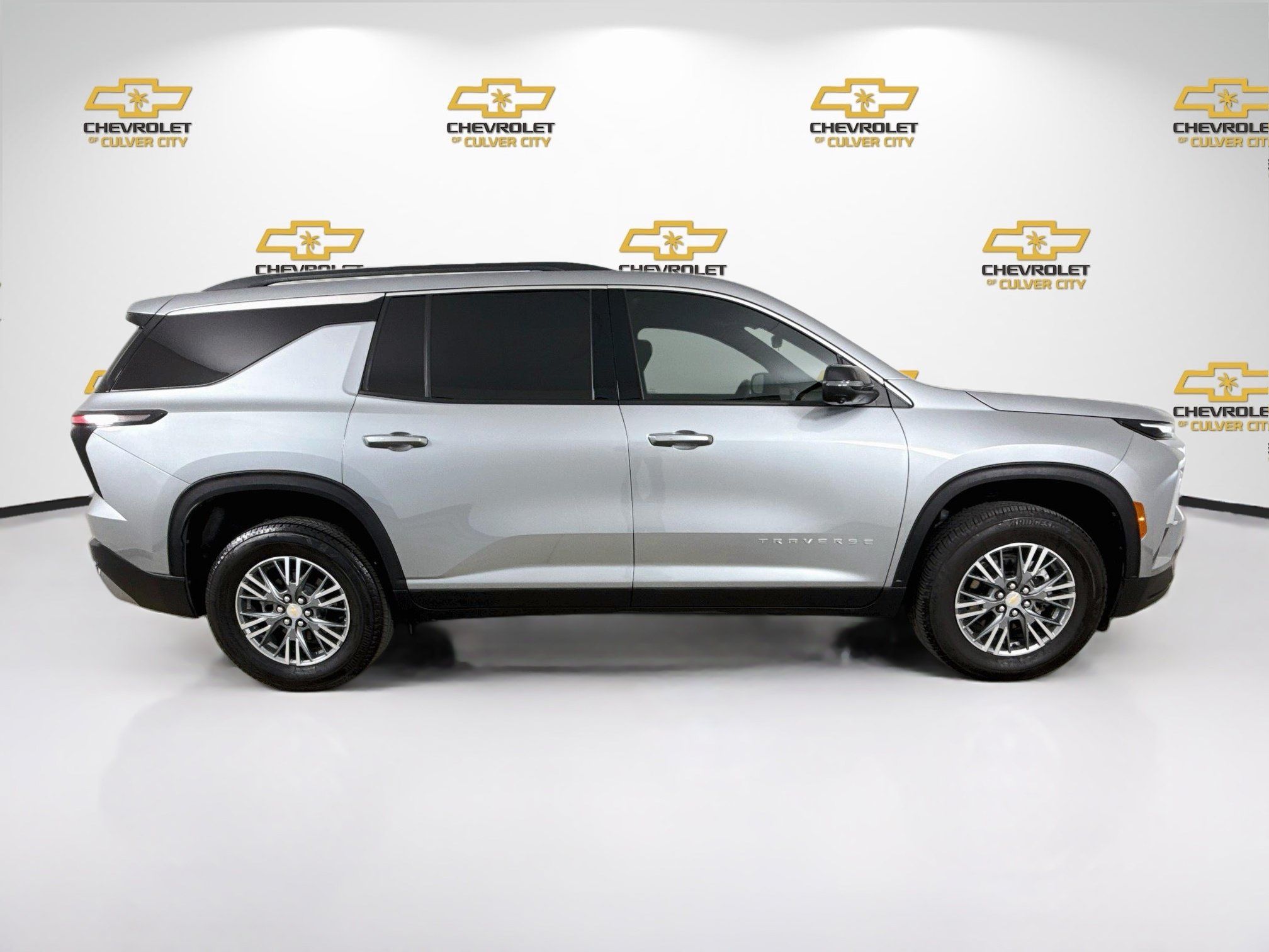 Used 2025 Chevrolet Traverse LT w/ Driver Confidence Package AWD/4WD image 9