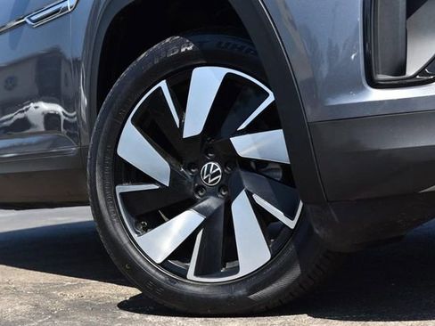 Used 2025 Volkswagen Atlas Cross Sport SE FWD image 3