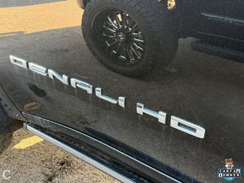 Used 2022 GMC Sierra 2500 Denali w/ Denali Black Diamond Edition AWD/4WD image 15