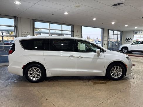 Used 2020 Chrysler Pacifica Touring image 3