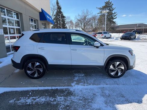 Certified 2025 Volkswagen Taos SE image 10