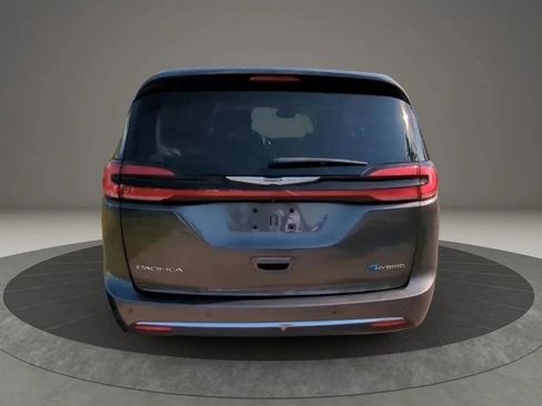 Used 2022 Chrysler Pacifica Touring-L w/ Uconnect Theater Family Group FWD image 4
