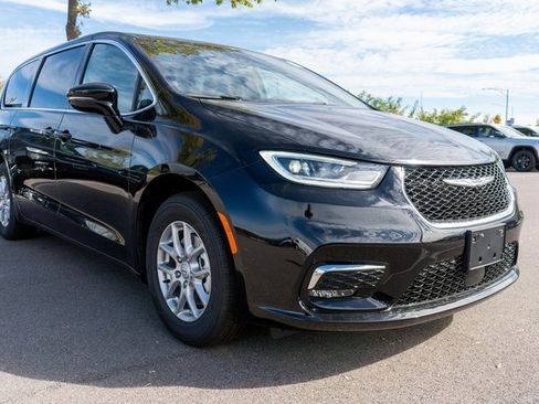 New 2026 Chrysler Pacifica Select image 4
