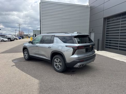 Used 2024 Chevrolet Traverse LT image 2