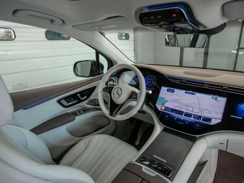 Used 2023 Mercedes-Benz EQS 580 4MATIC SUV image 14