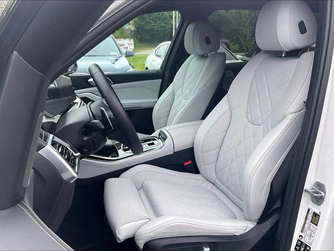 Used 2025 BMW X5 xDrive40i w/ M Sport Package AWD/4WD image 7