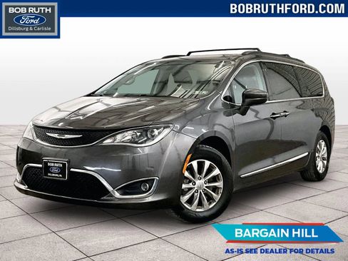 Used 2017 Chrysler Pacifica Touring-L w/ 13 Speaker Alpine Sound Group image 1