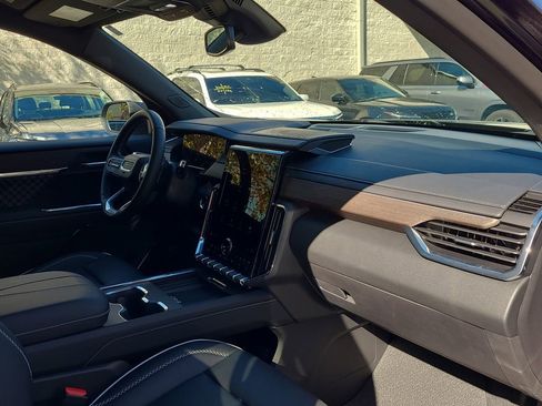 Used 2025 GMC Acadia Denali image 20