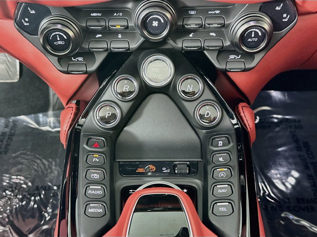 Used 2022 Aston Martin V8 Vantage Roadster RWD image 17