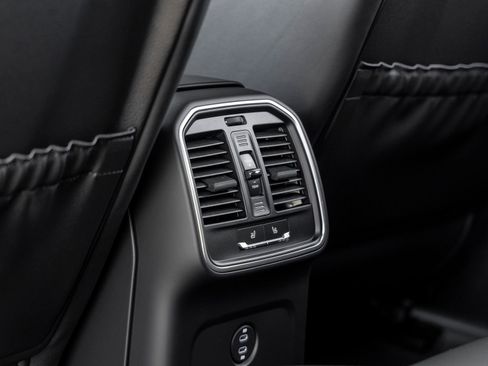 Certified 2026 Porsche Macan AWD/4WD image 35