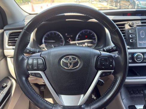 Used 2018 Toyota Highlander XLE AWD/4WD image 9