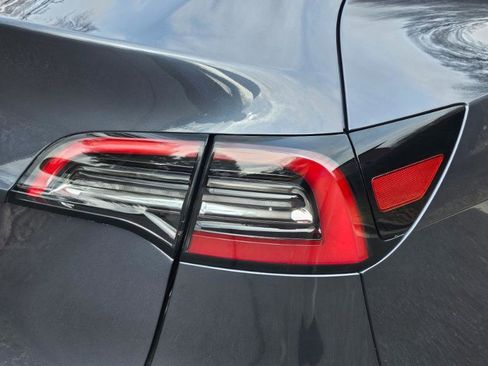 Used 2023 Tesla Model Y 2WD image 31