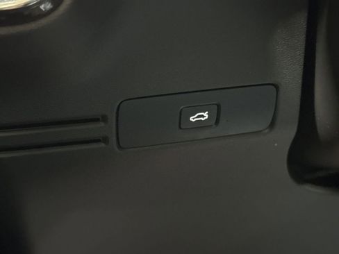 Used 2024 Volvo XC40 B5 Plus image 17