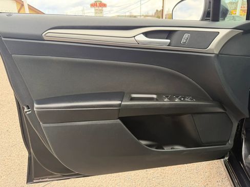 Used 2019 Ford Fusion SE image 12