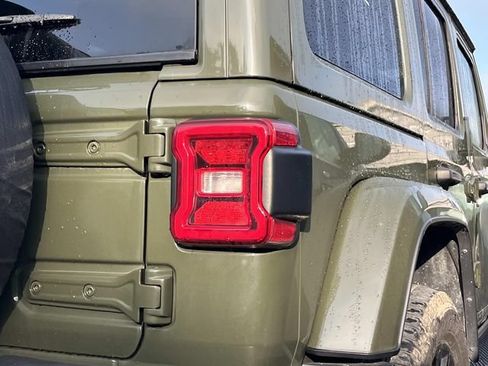 Used 2022 Jeep Wrangler Unlimited Sahara AWD/4WD image 8