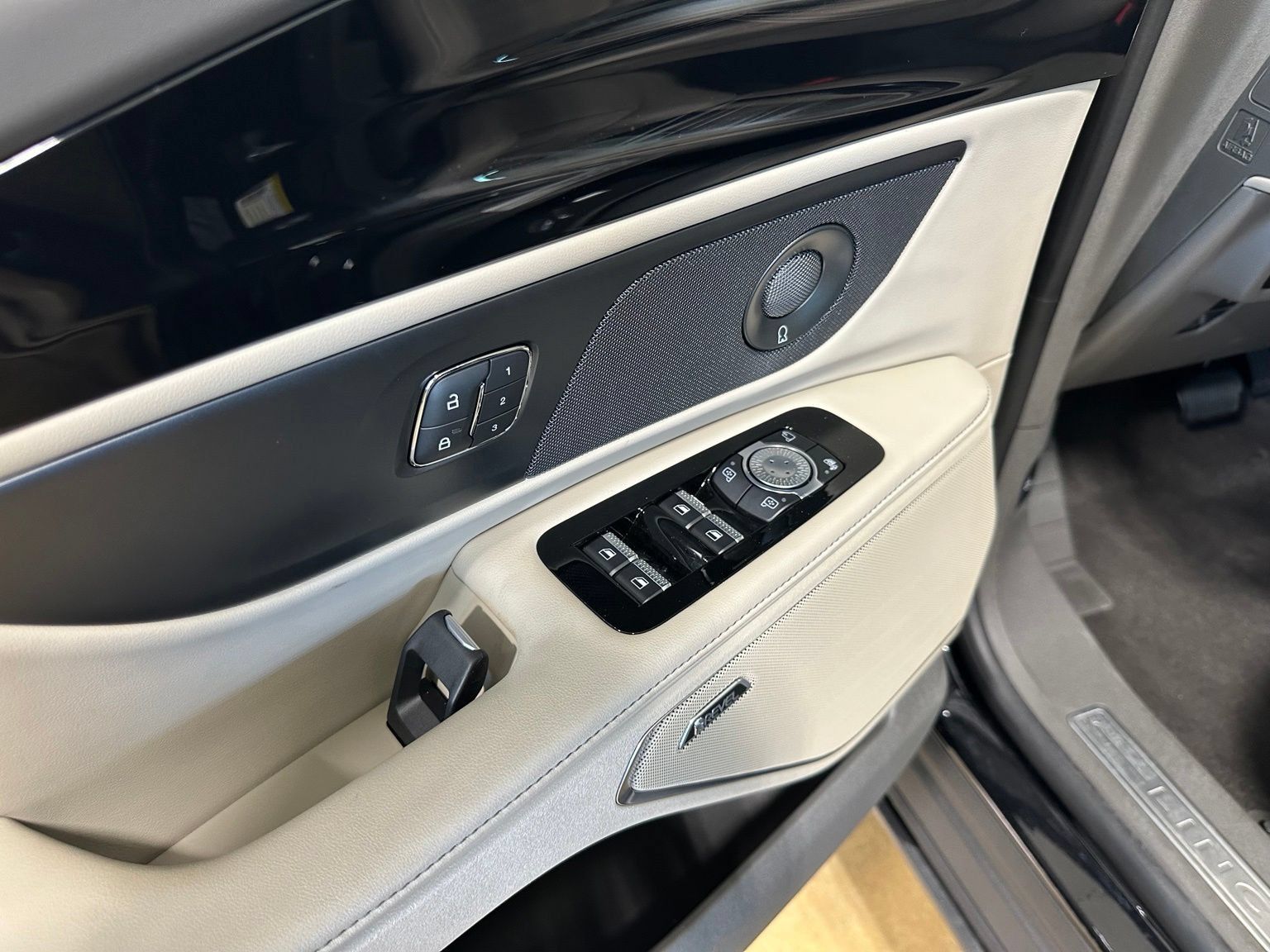 Used 2025 Lincoln Nautilus Reserve AWD/4WD image 12