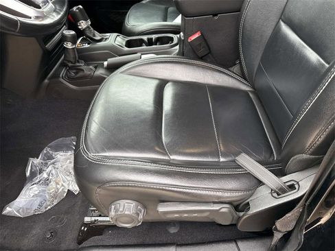 Used 2019 Jeep Wrangler Unlimited Sahara image 17