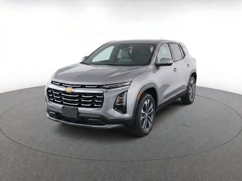 Used 2025 Chevrolet Equinox LT FWD image 3