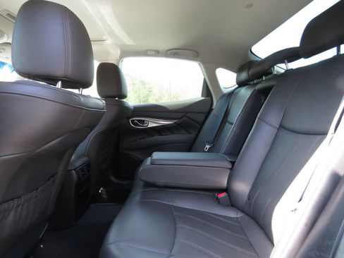Used 2016 INFINITI Q70 3.7 w/ Deluxe Touring Package AWD/4WD image 19