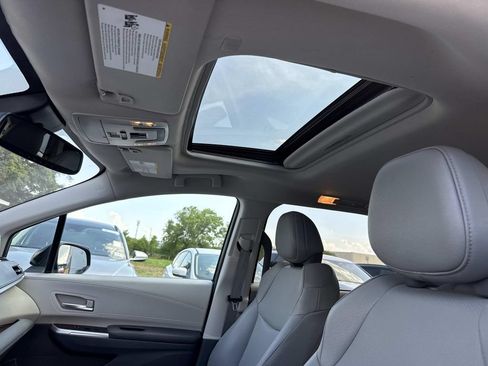 Used 2024 Toyota Sienna XLE FWD image 25