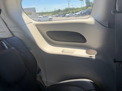 Used 2024 Chrysler Pacifica Touring-L FWD image 38