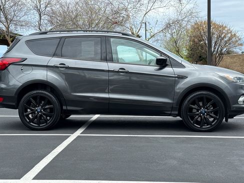 Used 2019 Ford Escape SE image 3