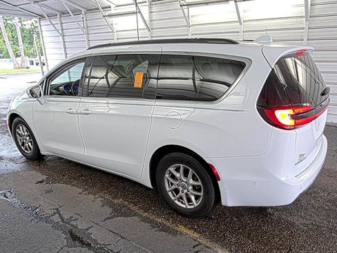 Used 2022 Chrysler Pacifica Touring-L w/ Uconnect Theater Family Group FWD image 5