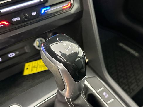 Used 2022 Volkswagen Tiguan SE w/ Panoramic Sunroof Package image 15