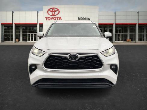 Certified 2025 Toyota Highlander XLE image 2