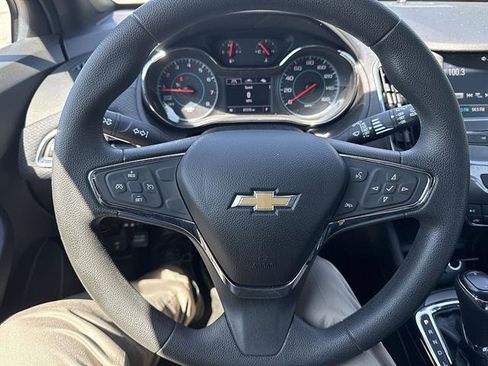 Used 2018 Chevrolet Cruze LT w/ Convenience Package FWD image 39