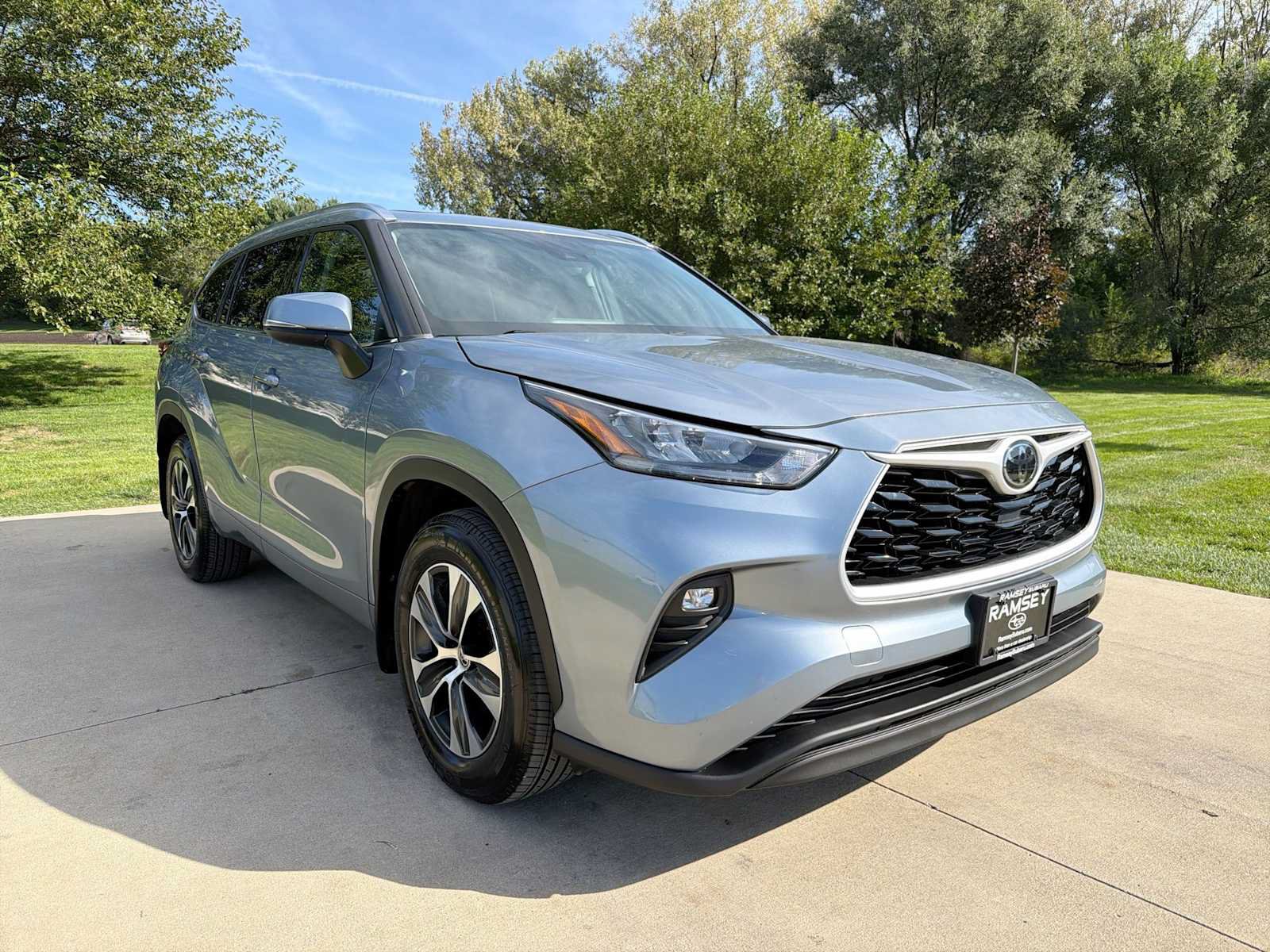 Used 2020 Toyota Highlander XLE AWD/4WD image 8