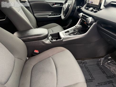 Used 2025 Toyota RAV4 XLE image 30