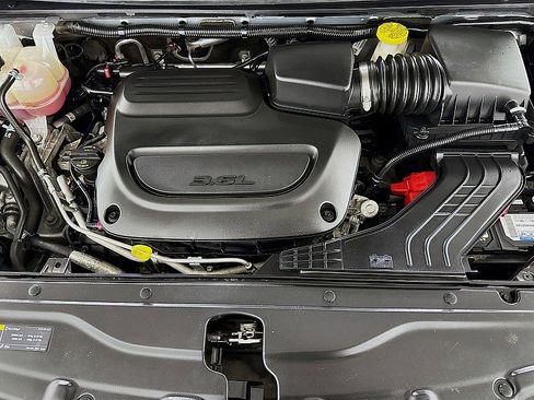 Used 2023 Chrysler Voyager LX image 29