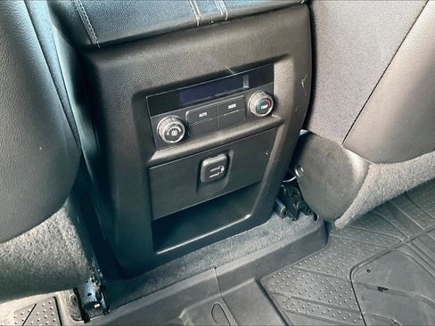 Used 2023 Chevrolet Traverse LT FWD image 10