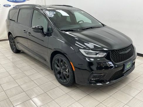 Used 2023 Chrysler Pacifica Limited w/ Uconnect Theater Family Group image 1