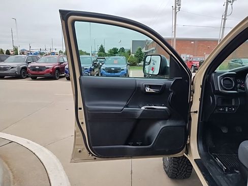 Used 2019 Toyota Tacoma TRD Off-Road AWD/4WD image 11
