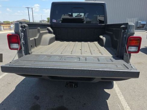 Used 2022 Jeep Gladiator Sport image 3