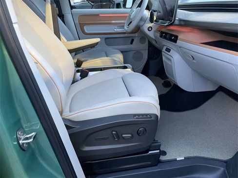 Used 2025 Volkswagen ID. Buzz 1st Edition image 31