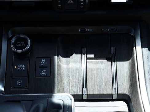 Used 2025 Lexus GX 550 w/ Accessory Package (2T) AWD/4WD image 27