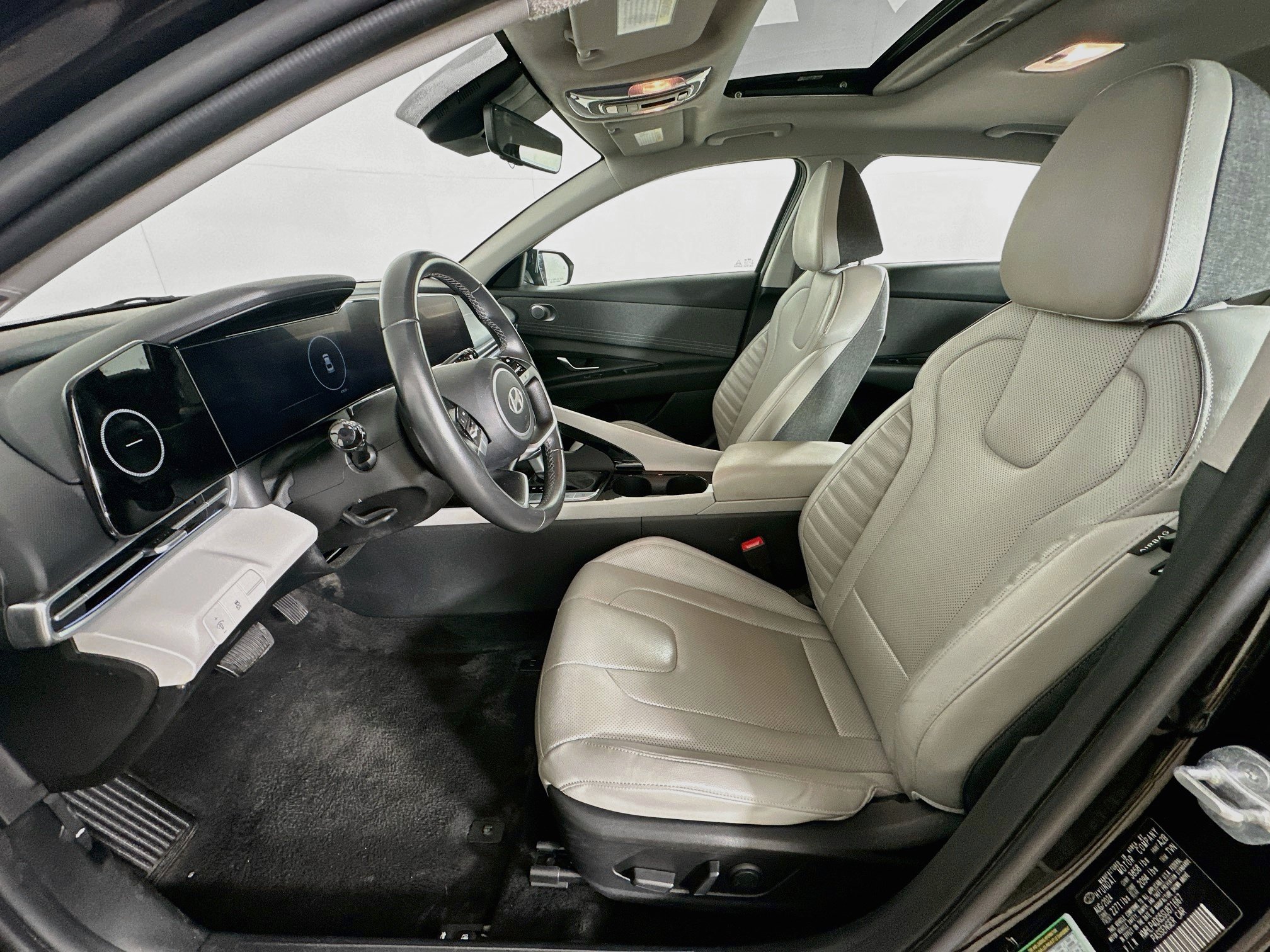 Used 2025 Hyundai Elantra Limited FWD image 13