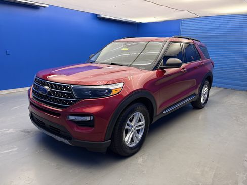 Used 2020 Ford Explorer XLT w/ Equipment Group 202A AWD/4WD image 4