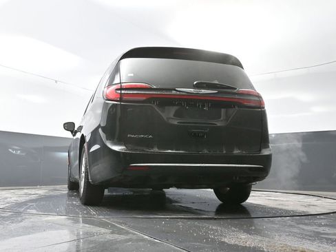Used 2024 Chrysler Pacifica Touring-L image 32