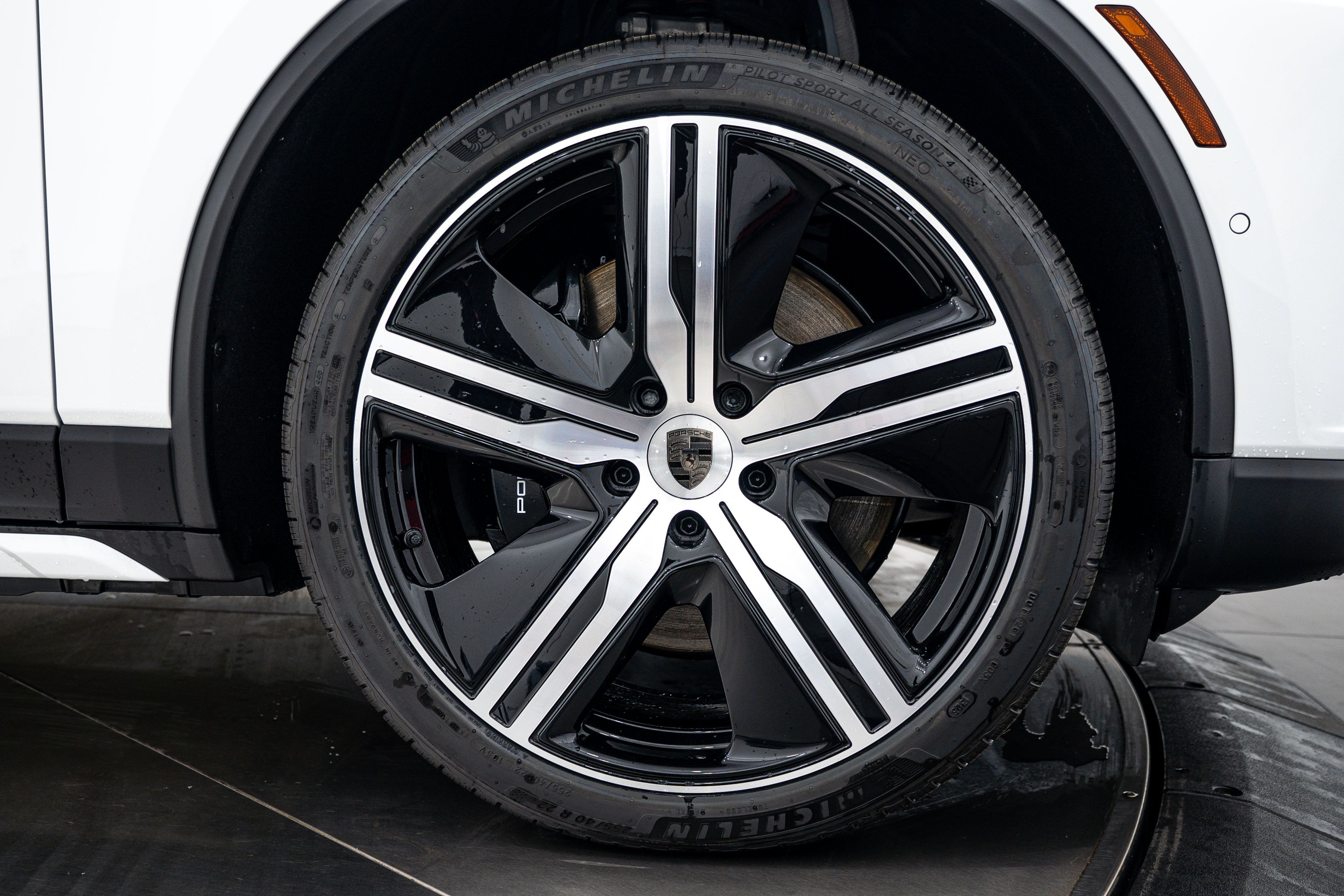Certified 2025 Porsche Macan Turbo Electric AWD/4WD image 11