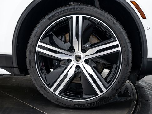 Certified 2025 Porsche Macan Turbo Electric AWD/4WD image 11